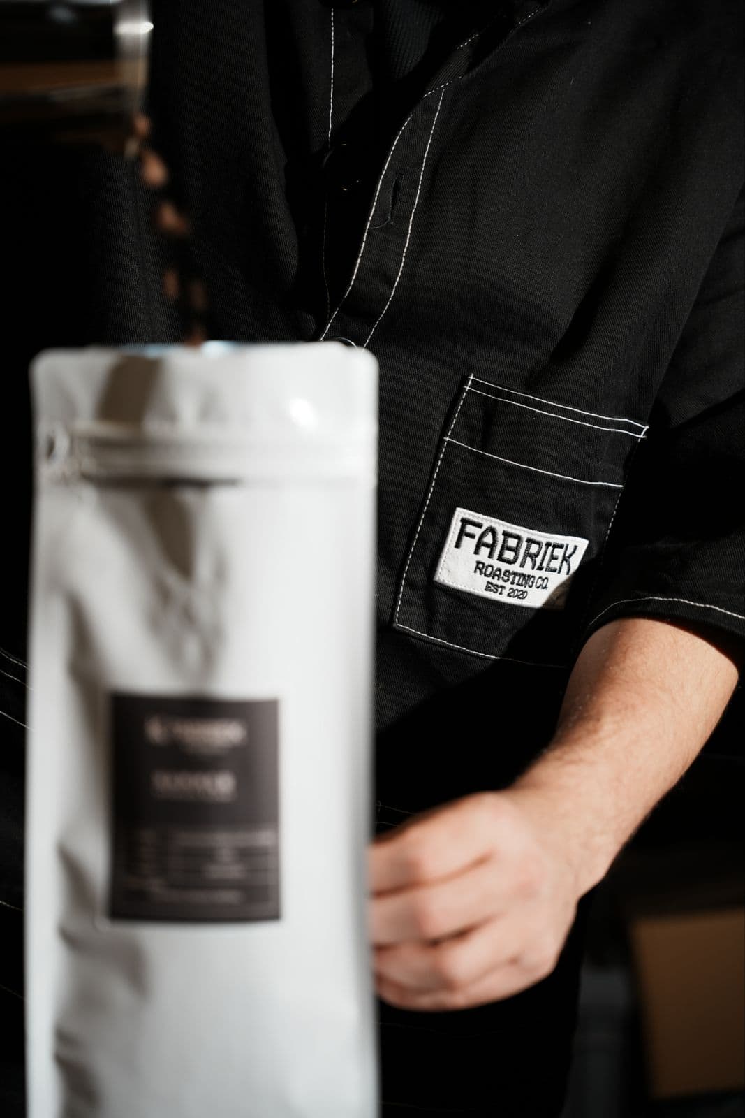 FABRIEK üniforması ve taze kavrulmuş kahvenin poşete doldurulması