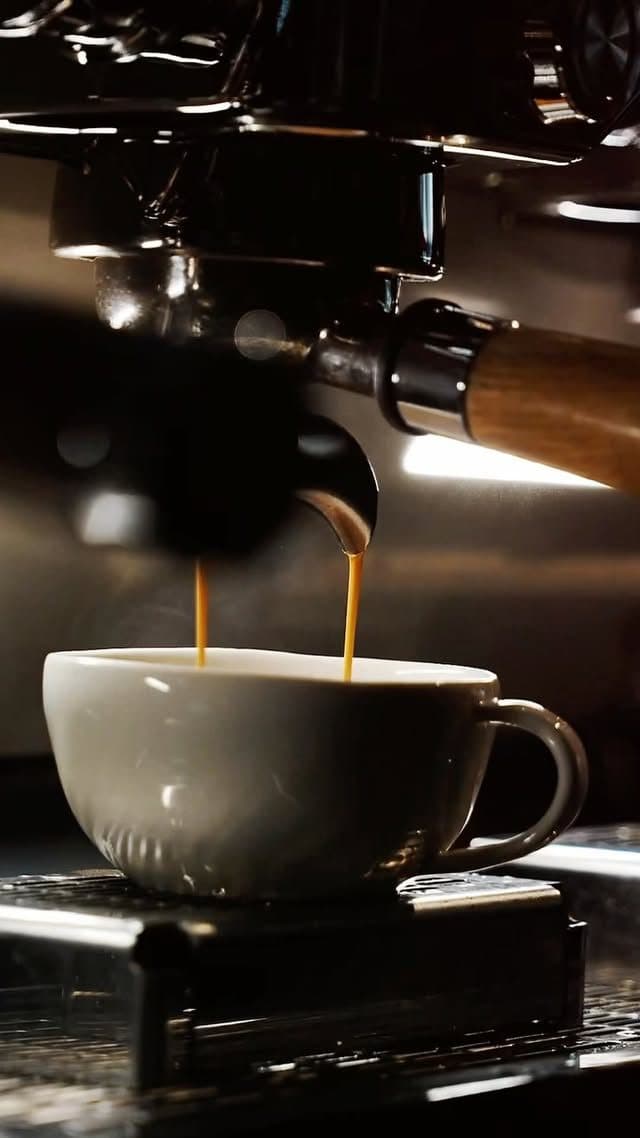 Espresso makinesinden beyaz fincana iki akış