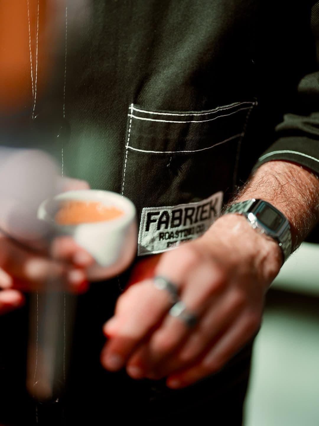 FABRIEK Roasting Co. cepli siyah önlük ve elde espresso fincanı