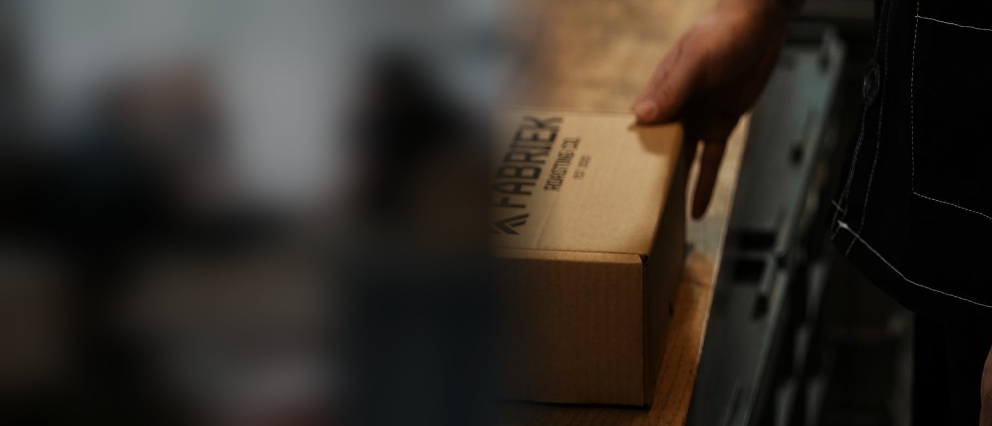 FABRIEK Roasting Co. kutusunun üzerinde bir el