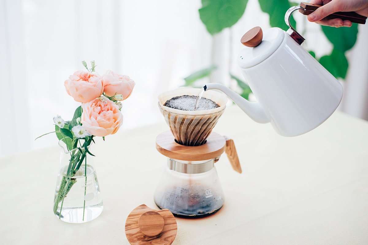 Hario V60 02 Cam Dripper Olive Wood | Zeytin Ağacı Tutuculu Kahve Demleyici – Fabriek Coffee