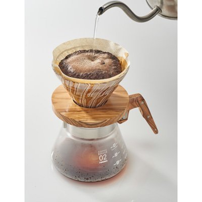 Hario V60 02 Cam Dripper Olive Wood | Zeytin Ağacı Tutuculu Kahve Demleyici – Fabriek Coffee