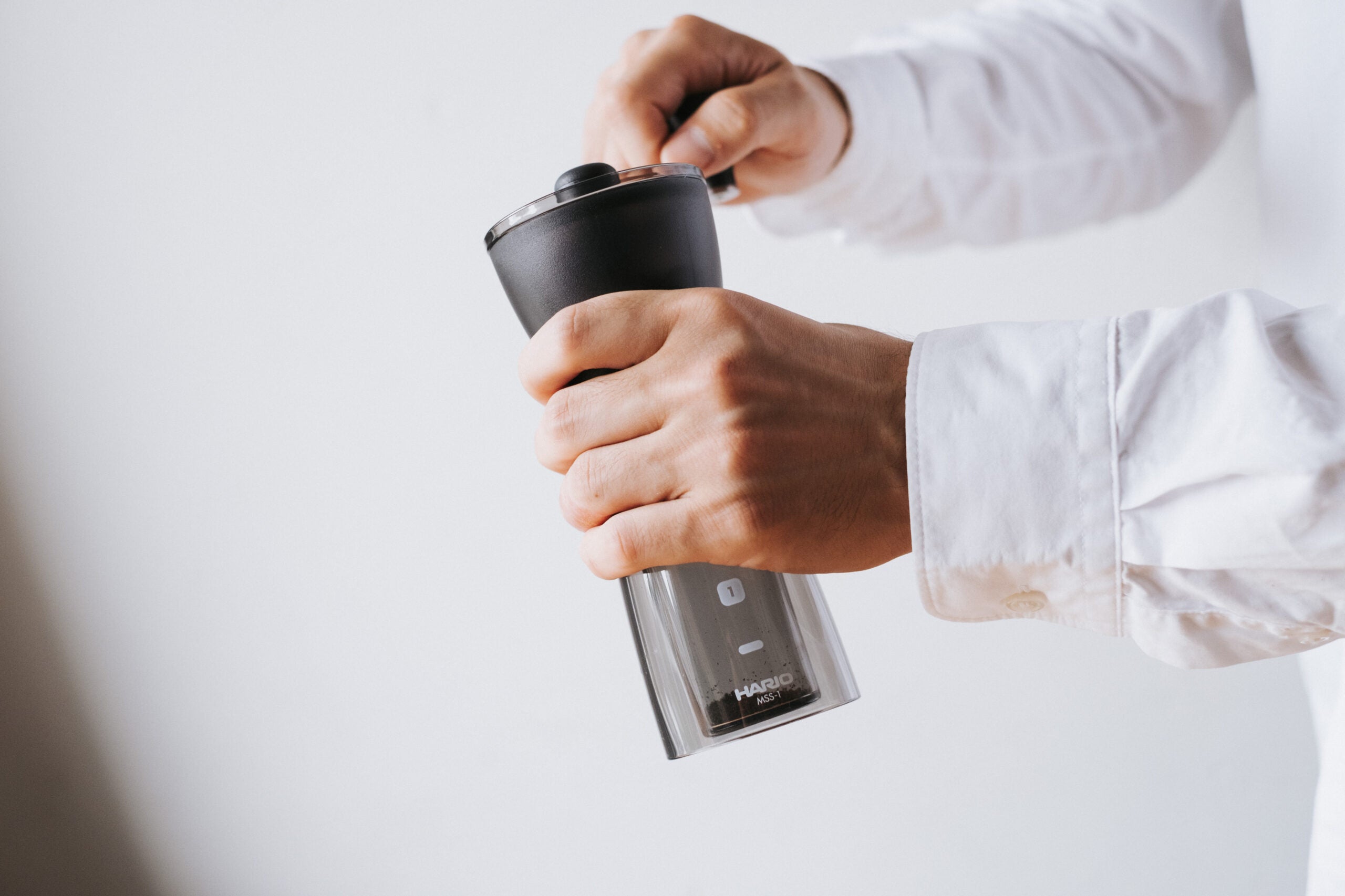 Hario Mini Plus Seramik El Kahve Değirmeni | Kompakt & Dayanıklı – Fabriek Coffee