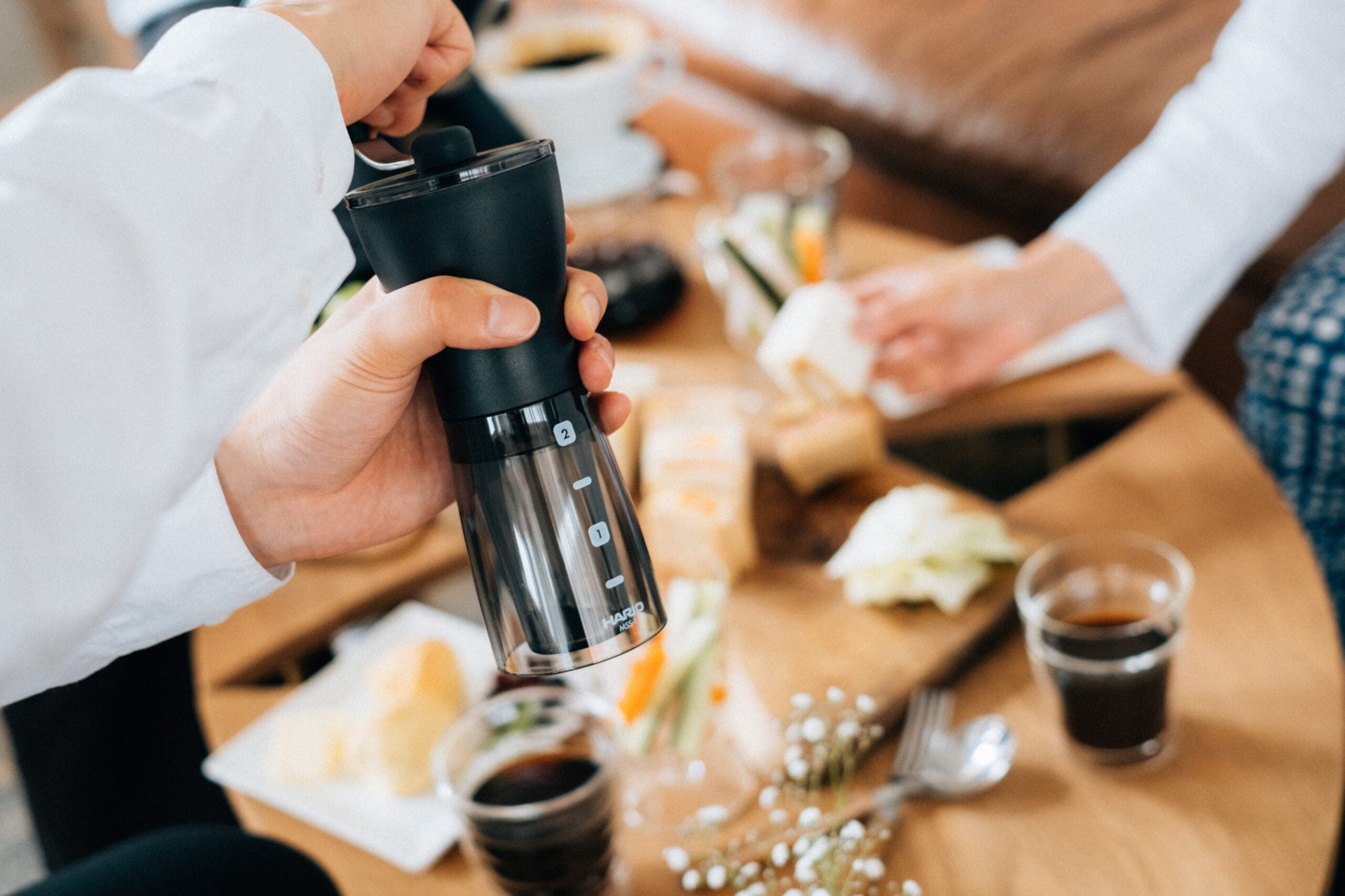 Hario Mini Plus Seramik El Kahve Değirmeni | Kompakt & Dayanıklı – Fabriek Coffee