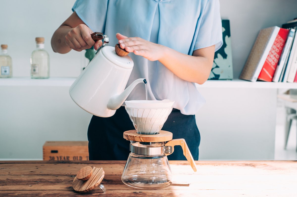 Hario V60 02 Cam Dripper Olive Wood | Zeytin Ağacı Tutuculu Kahve Demleyici – Fabriek Coffee